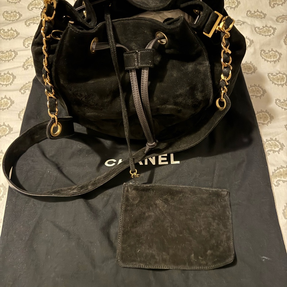 CHANEL Black Suede Drawstring bag with stitched CC Logo & 24k Gold dipped Chain - Picture 4 of 7